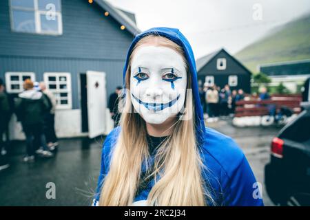 Klaksvik, Färöer. 11. Juli 2023. Fußballfans von Ki werden beim Qualifikationsspiel der UEFA Champions League zwischen Ki und Ferencvaros im Djupumyra Stadium in Klaksvik gesehen. (Foto: Gonzales Photo/Alamy Live News Stockfoto