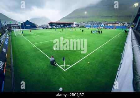 Klaksvik, Färöer. 11. Juli 2023. Das Aufwärmen findet vor dem Qualifikationsspiel der UEFA Champions League zwischen Ki und Ferencvaros im Djupumyra Stadium in Klaksvik statt. (Foto: Gonzales Photo/Alamy Live News Stockfoto