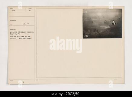 Curtiss Wasserflugzeug R-6 im Flug in 4000 Fuß Höhe über der Aviation Experiment Station in Hampton, Virginia. Dieses Foto wurde am 1. August 1917 aufgenommen. Das Bild enthält auch das ausgestellte Symbol „AU“, das seine Verbindung zu Luftverkehrstätigkeiten angibt. Beschreibung des Fotografen: 8/1/17 nimmt Issuedi. Stockfoto