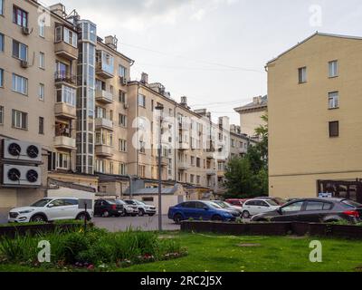 Autos, die an einem Sommerabend im Innenhof zwischen Hochhäusern geparkt wurden. Moskau. Russland. 22. Juni 2023. Stockfoto