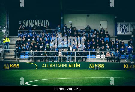 Klaksvik, Färöer. 11. Juli 2023. Fußballfans von Ki werden beim Qualifikationsspiel der UEFA Champions League zwischen Ki und Ferencvaros im Djupumyra Stadium in Klaksvik gesehen. (Foto: Gonzales Photo/Alamy Live News Stockfoto