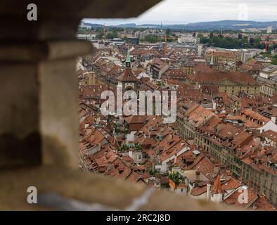 Blick vom Berner Münster über die Altstadt von Bern im Sommer Stockfoto