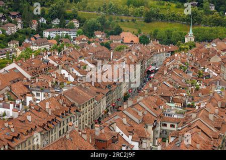 Blick vom Berner Münster über die Altstadt von Bern im Sommer Stockfoto