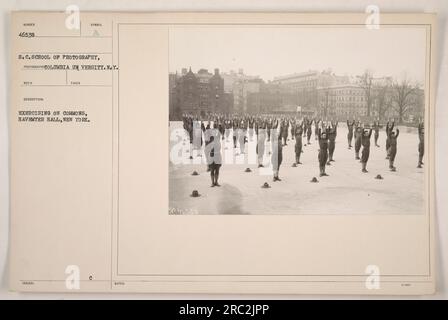 Soldaten, die an täglichen Übungen im Commons-Gebiet in der Nähe der Havemeyer Hall in New York teilnehmen. Das war eine übliche Aktivität für amerikanische Militärangehörige während des Ersten Weltkriegs. Foto aufgenommen von der School of Photography an der Columbia University. Stockfoto