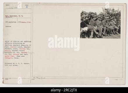 Italienische und amerikanische Offiziere beobachten ein amerikanisches Baseballspiel in einem Camp in der Nähe von Veleggio, Italien. Von links nach rechts: Kapitän Rietti, Lieut. General Ferrari, Lieut. Treves, Oberst Tacoli, General Pecori Giraldi, Oberstleutnant Beyers, Oberstleutnant Boera, Oberstleutnant Aeeorgi und Kapitän Maino Righ. Freigabedatum und Zensor nicht angegeben. Stockfoto