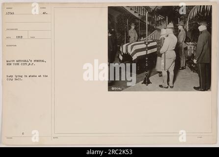 Major Mitchells Beerdigung in New York City, New York City. Die Leiche liegt im Rathaus. Dieses Foto wurde als Symbol aus dem Ersten Weltkrieg aufgenommen. Das Foto wurde 1919 erhalten und ist mit der Referenznummer 111-SC-13741 gekennzeichnet. Stockfoto