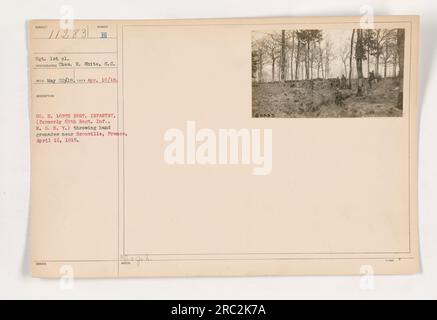 Ein Soldat warf Handgranaten in der Nähe von Brouville, Frankreich, am 16. April 1918. Bild wurde von Sgt. CH&s erfasst H. Weiß, 8.c. Und ausgestellt von E Co H, 165. Regt, Infanterie (vormals 69. Regt. INF., N.G.N. Y.). Dieses Foto ist Teil der Sammlung amerikanischer Militäraktivitäten während des Ersten Weltkriegs. Stockfoto