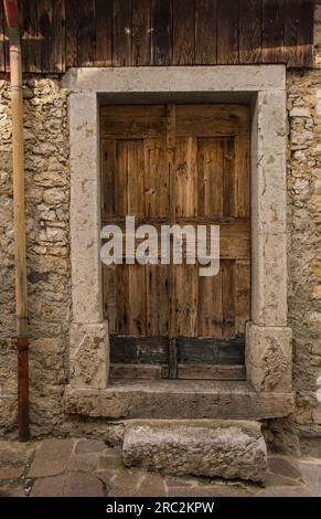 Eine Tür in einem historischen Wohngebäude im Dorf Trava im Bezirk Lauco, Provinz Udine, Friaul-Julisch Venetien, Nordost-Italien Stockfoto