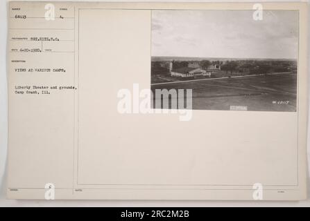 Das Bild zeigt das Liberty Theater und seine Umgebung in Camp Grant, Illinois. Das Foto wurde am 20. April 1920 von Sergeant Hitz vom Signalkorps aufgenommen. Es ist Teil einer Sammlung mit dem Titel „Fotos der amerikanischen Militäraktivitäten während des Ersten Weltkriegs“. Die Bildnummer ist US Official 9068113 aus einer Reihe von 1-100. Stockfoto