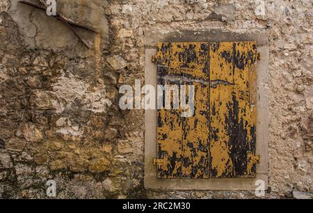 Ein Fenster in einem historischen Wohngebäude im Dorf Trava im Bezirk Lauco, Provinz Udine, Friaul-Julisch Venetien, Nordost-Italien Stockfoto