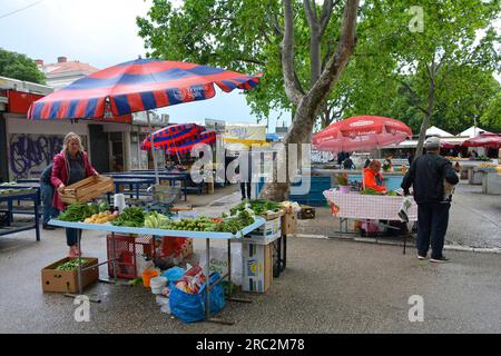 Split, Kroatien - Mai 12. 2023. Händler verkaufen Obst und Gemüse von ihren Verkaufsständen auf dem Markt im Zentrum von Split, Kroatien Stockfoto