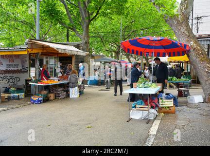 Split, Kroatien - Mai 12. 2023. Händler verkaufen Obst und Gemüse von ihren Verkaufsständen auf dem Markt im Zentrum von Split, Kroatien Stockfoto