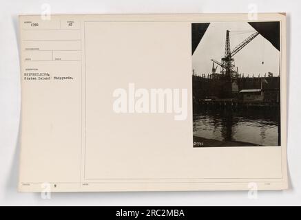 Ein Schwarzweißfoto, das die Staten Island Shipyards während des Ersten Weltkriegs zeigt. Das Bild zeigt die Schiffbauaktivitäten, die in diesem Zeitraum auf den Werften stattfanden. Das Foto wird dem Fotografen RECO (Unbekannt) gutgeschrieben und wurde als Teil der Fotografien von American Military Activities ausgestellt. Stockfoto