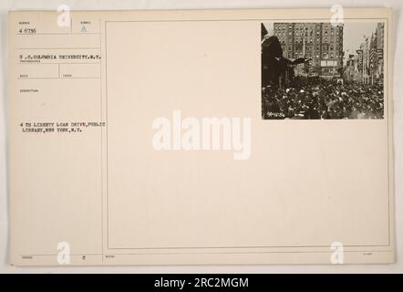 Soldaten und Zivilisten versammeln sich vor der Public Library in New York City für den Liberty Loan Drive 4. im 1. Weltkrieg Das Bild wurde von einem Fotografen der Columbia University aufgenommen, mit der Beschreibung Nummer 4 6736 s.c. Sie ist ein Symbol für die patriotischen Bemühungen, den Krieg mit öffentlichen Mitteln zu unterstützen. Stockfoto