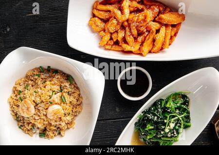 Nahaufnahme mit asiatischem Mittagsset Stockfoto