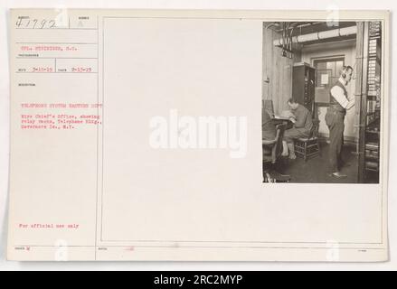 CPL. Steiniger, S.C., ein Fotograf während des Ersten Weltkriegs, hat dieses Bild am 13. Februar 1919 aufgenommen. Das Foto zeigt das Büro des Wire Chief im Telefongebäude auf Governors Island, New York. Es zeigt Relaisgestelle, die im Telefonsystem des östlichen Departements verwendet werden. Dieses Bild ist nur für den offiziellen Gebrauch gekennzeichnet. Stockfoto