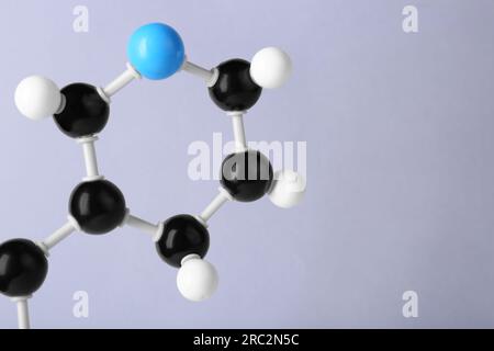 Molekül von Vitamin B3 auf hellgrauem Hintergrund, Nahaufnahme und Platz für Text. Chemisches Modell Stockfoto