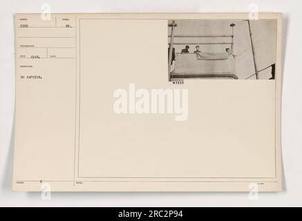 111-SC-3993 - während des Ersten Weltkriegs auf einem Schiffsdeck stationierte amerikanische Soldaten. Das Foto wurde 1918 aufgenommen und zeigt eine Gruppe von Männern in Uniform ohne spezielle Beschriftung. Das Bild ist Teil einer Sammlung militärischer Aktivitäten während des Krieges. Stockfoto