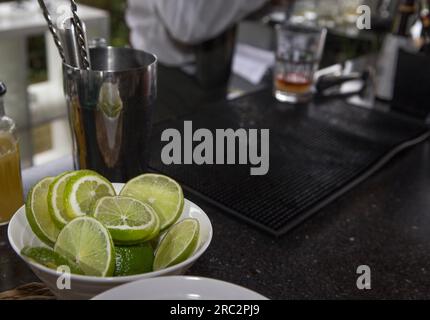Schüssel voll mit Limettenscheiben für Cocktails. Selektiver Fokus Stockfoto