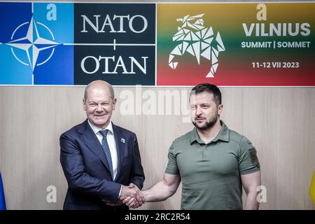 Vilnius, Litauen. 12. Juli 2023. Bundeskanzler Olaf Scholz und ukrainischer Präsident Wolodymyr zelenskyy in Vilnius. Kredit: Kay Nietfeld/dpa/Alamy Live News Stockfoto