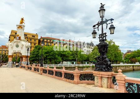 Maria-Cristina-Brücke im Stadtzentrum von San Sebastian, im Baskenland, Spanien. Stockfoto