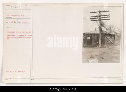 „CPL. Steiniger, S.C. Fotograf, fotografiert am 13. Februar 1919 ein temporäres Telefongebäude am Edgewood Arsenal in Edgewood, Maryland. Dieses Telefonsystem wurde für den offiziellen Gebrauch im östlichen Departement während des Ersten Weltkriegs eingerichtet Das Bild ist Teil der Sammlung 111-SC-41741 BURET 41741.“ Stockfoto