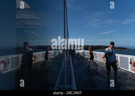 Vancouver, British Columbia, Kanada. 11. Juli 2023. Die Leute laufen entlang der Fähre nach Vancouver, British Columbia, Kanada. (Kreditbild: © Matias Basualdo/ZUMA Press Wire) NUR REDAKTIONELLE VERWENDUNG! Nicht für den kommerziellen GEBRAUCH! Stockfoto