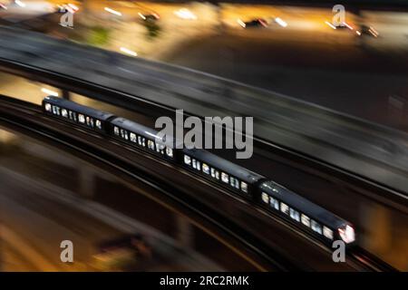 Vancouver, British Columbia, Kanada. 12. Juli 2023. Die Vancouver-U-Bahn in British Columbia, Kanada, fährt in der Dämmerung vorbei. (Kreditbild: © Matias Basualdo/ZUMA Press Wire) NUR REDAKTIONELLE VERWENDUNG! Nicht für den kommerziellen GEBRAUCH! Stockfoto