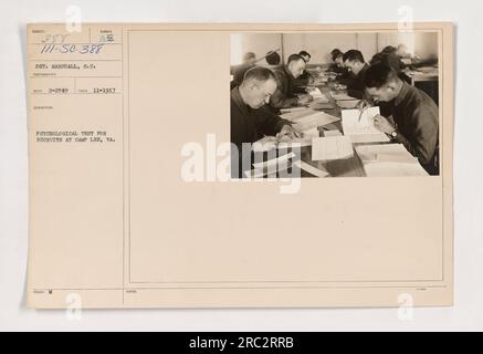 Rekruten in Camp Lee, VA, die während des Ersten Weltkriegs psychologisch getestet wurden Der Test wurde entwickelt, um die mentalen Fähigkeiten und die Eignung der Rekruten für den Militärdienst zu bewerten. Das Foto wurde von Sergeant Marshall, S.C. aufgenommen und ist in der Sammlung als 111-SC-388 gekennzeichnet. Stockfoto