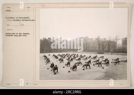 Soldaten, die während des Ersten Weltkriegs in der Nähe der Havemyer Hall in New York trainieren. Das Bild wurde von der Columbia University School of Photography aufgenommen und hat die Nummer 46536 S.C. Man kann sehen, wie die Soldaten körperlich trainieren. Stockfoto