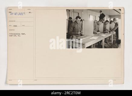 Rekruten in Camp Lee, VA, werden psychologischen Tests unterzogen. Das Foto mit der Nummer 111-SC-385A wurde 1919 vom Fotografen ECO aufgenommen. Der Test war Teil des Rekrutierungsprozesses für Soldaten im Ersten Weltkrieg Das Bild ist Teil einer Sammlung mit dem Titel „Fotos der amerikanischen Militäraktivitäten während des Ersten Weltkriegs“. Stockfoto