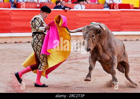 Pamplona, Navarre, Spanien. 11. Juli 2023. Spanischer Stierkämpfer ALEJANDRO TALAVANTE während des fünften Stierkampfs beim San Fermin Festival in Pamplona. Jedes Jahr strömen Nachtschwärmer aus aller Welt nach Pamplona, um an acht Tagen Stierkampf teilzunehmen. (Kreditbild: © Ruben Albarran/ZUMA Press Wire) NUR REDAKTIONELLE VERWENDUNG! Nicht für den kommerziellen GEBRAUCH! Stockfoto