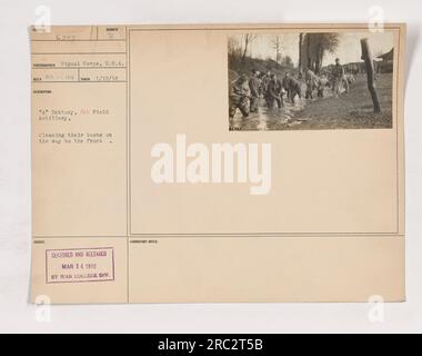 Soldaten von 'A' Battery, 6. Field Artillery, sahen, wie sie ihre Stiefel putzen, während sie sich auf den Weg zur Front machten. Dieses Foto wurde am 18. Januar 1918 von einem Fotografen des Signal Corps, USA, aufgenommen Das Bild wurde zensiert und am 14. März 1913 vom war College Division Laboratory veröffentlicht. Foto-Subjekt-Code: 6397. Stockfoto