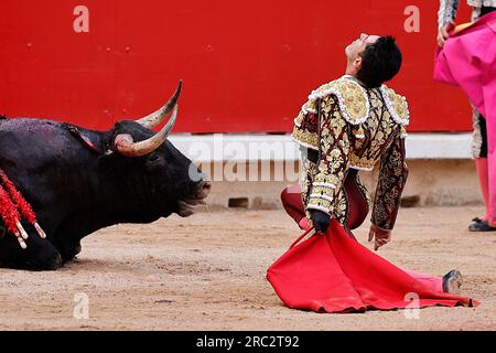 Pamplona, Navarre, Spanien. 11. Juli 2023. Spanischer Stierkämpfer Alejandro Talavante während des fünften Stierkampfs beim San Fermin Festival in Pamplona, Nordspanien, am 11. Juli 2023. Jedes Jahr strömen Nachtschwärmer aus aller Welt nach Pamplona, um an acht Tagen Stierkampf teilzunehmen. Das jährliche San Fermin Festival wurde durch den Roman des amerikanischen Schriftstellers Ernest Hemmingway aus dem Jahr 1926 „The Sun also Rises“ berühmt und umfasst den täglichen Lauf der Stiere durch das historische Herz von Pamplona zur Stierkampfarena. (Kreditbild: © Ruben Albarran/ZUMA Press Wire) NUR REDAKTIONELLE VERWENDUNG! Nicht für den kommerziellen GEBRAUCH! Stockfoto