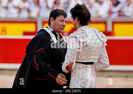 Pamplona, Navarre, Spanien. 11. Juli 2023. Der peruanische Stierkämpfer Andres Roca Rey während des fünften Stierkampfs beim San Fermin Festival in Pamplona, Nordspanien, am 11. Juli 2023. Jedes Jahr strömen Nachtschwärmer aus aller Welt nach Pamplona, um an acht Tagen Stierkampf teilzunehmen. Das jährliche San Fermin Festival wurde durch den Roman des amerikanischen Schriftstellers Ernest Hemmingway aus dem Jahr 1926 „The Sun also Rises“ berühmt und umfasst den täglichen Lauf der Stiere durch das historische Herz von Pamplona zur Stierkampfarena. (Kreditbild: © Ruben Albarran/ZUMA Press Wire) NUR REDAKTIONELLE VERWENDUNG! Nicht für den kommerziellen GEBRAUCH! Stockfoto