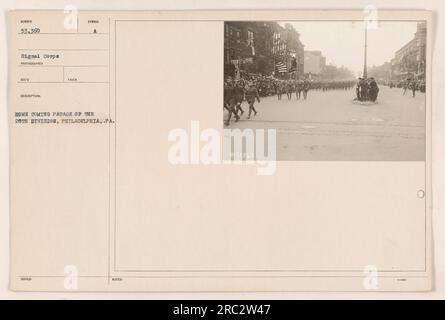 Soldaten der 28. Division, die während des 1. Weltkriegs an einer Homecoming-Parade in Philadelphia, PA, teilnahmen Das Foto wurde von einem Fotografen des Signalkorps aufgenommen und ist mit der Identifikationsnummer 53.360 gekennzeichnet. Stockfoto