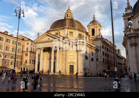 Die dramatische Basilika Santa Maria in Montesanto auf der Piazza del Popolo, Rom, Italien, ist eine beliebte Touristenattraktion. Stockfoto