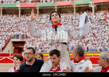 Pamplona, Navarre, Spanien. 11. Juli 2023. Der peruanische Stierkämpfer Andres Roca Rey während des fünften Stierkampfs beim San Fermin Festival in Pamplona, Nordspanien, am 11. Juli 2023. Jedes Jahr strömen Nachtschwärmer aus aller Welt nach Pamplona, um an acht Tagen Stierkampf teilzunehmen. Das jährliche San Fermin Festival wurde durch den Roman des amerikanischen Schriftstellers Ernest Hemmingway aus dem Jahr 1926 „The Sun also Rises“ berühmt und umfasst den täglichen Lauf der Stiere durch das historische Herz von Pamplona zur Stierkampfarena. (Kreditbild: © Ruben Albarran/ZUMA Press Wire) NUR REDAKTIONELLE VERWENDUNG! Nicht für den kommerziellen GEBRAUCH! Stockfoto