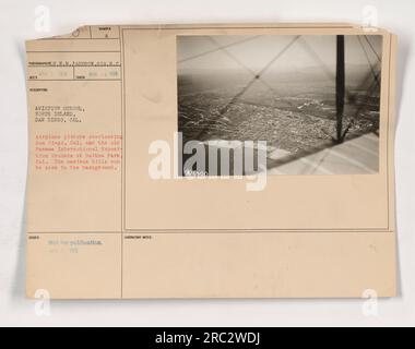 Bild eines Flugzeugs mit Blick auf San Diego, Kalifornien und das alte Panama International Exposition Gelände im Balboa Park. Aufgenommen an einer Flugschule in North Island, San Diego. Mexikanische Hügel sind im Hintergrund zu sehen. Eingangsdatum: 14. März 1918. Nicht zur Veröffentlichung. Laborhinweise: *6900. Stockfoto