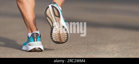 Laufschuh Nahaufnahme eines Mannes, der mit Sportschuhen auf der Straße läuft Stockfoto