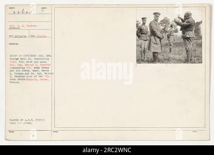 Sergeant C. H. Jackson hat dieses Foto am 4. September 1918 in Tannois, Mause, Frankreich, gemacht. Das Bild zeigt eine Gruppe von Offizieren, darunter Major General George Bell Jr., der befehlshabende Offizier der 33. Division, trägt eine Gasmaske. Ebenfalls anwesend sind Major General George H. Cameron, kommandierender Offizier des 5. Armeekorps, und seine Helfer, Captain Harry L. Putnam und Lieutenant Colonel Walter A. Sweeney. Das Foto wurde von der A.E.F. übergeben Zensor, aber das genaue Ausstellungsdatum ist unbekannt. Stockfoto