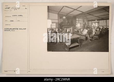 Soldaten versammeln sich um einen Kamin in der Merritt Hall im Camp Merritt, New Jersey. Das Foto wurde 1919 von einem Fotografen des Signalkorps aufgenommen. Stockfoto