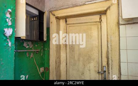 Nahaufnahme einer grunge verwitterten moossigen Holztür Stockfoto