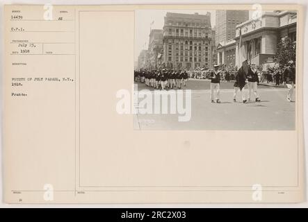 Amerikanische Soldaten nehmen 1918 an einer Parade zum 4. Juli in Frankreich Teil. Die Soldaten halten Fahnen und marschieren in Formation. Diese Veranstaltung wurde organisiert, um den Unabhängigkeitstag zu feiern und ein Gefühl des Patriotismus unter den Truppen während des Ersten Weltkriegs zu erhalten. Stockfoto