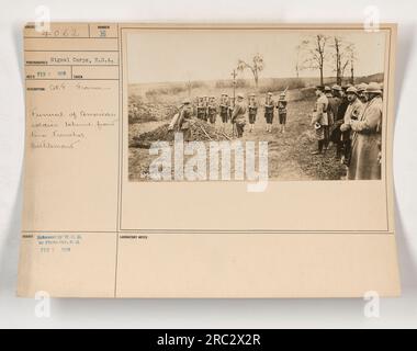 Beerdigung eines amerikanischen Soldaten, der während des Ersten Weltkriegs hinter den vorderen Gräben in Bathlemont, Frankreich, stattfand. Das Foto wurde am 7. Februar 1918 vom Signal Corps, USA, aufgenommen. Es wurde mit der Nummer 4062 versehen und der Fotoabteilung, der 8. Armee, übergeben. Stockfoto