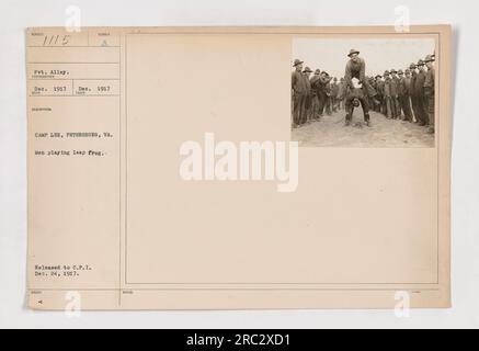 Soldaten in Camp Lee, VA, spielen ein Spiel Springfrosch im Ersten Weltkrieg Das Foto wurde im Dezember 1917 aufgenommen und am 24. Dezember 1917 an Central Press International veröffentlicht. Stockfoto