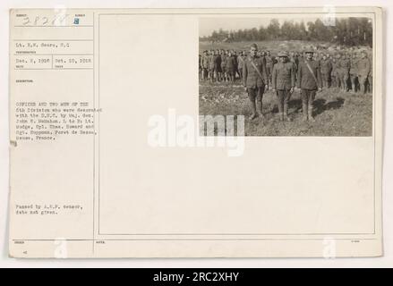 Leutnant R.W. Sears, der Fotograf, hat dieses Bild am 10. Oktober 1918 in Foret de Hesse, Mause, Frankreich, aufgenommen. Das Foto zeigt drei Männer aus der 6. Division, die mit dem Distinguished Service Cross (D.S.C.) von Major General John E. McMahon ausgezeichnet wurden. Von links nach rechts werden LT. Mudge, CPL. Chas. Howard und Sergeant Huppman. Das Bild wurde offiziell nach Bestehen der A.E.F. Zensur herausgegeben, aber es wurde kein bestimmtes Datum angegeben. Stockfoto