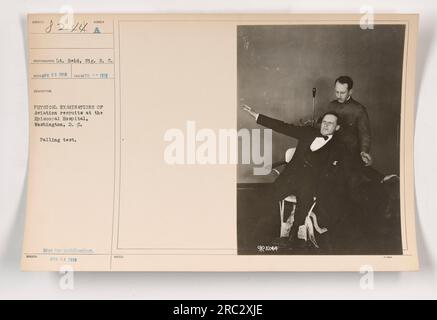 Flugrekruten werden körperlichen Untersuchungen im Episcopal Hospital in Washington, D.C. unterzogen Im Rahmen der Beurteilung wird eine Fallprüfung durchgeführt. Dieses Foto wurde von Leutnant Reid, Sig. R.C. am 23. April 1918. Es wird darauf hingewiesen, dass dieses Bild nicht zur Veröffentlichung bestimmt ist. Stockfoto