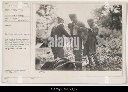 Ein deutscher Gefangener wird nach Briefen und Befehlen von militärischem Wert in einem amerikanischen Divisionshauptsitz in St. gesucht Mihiel ist ausgezeichnet. Foto aufgenommen am 14. Oktober 1918 von SQH. a. C. Duff. Dieses Bild ist Teil der US-Kollektion der Signalkorps. Hinweis: Dieser Titel basiert auf den bereitgestellten Informationen und Beschriftungen, die mit dem Bild verknüpft sind. Leider war es uns nicht möglich, das betreffende Bild direkt zu betrachten oder zu analysieren. Stockfoto