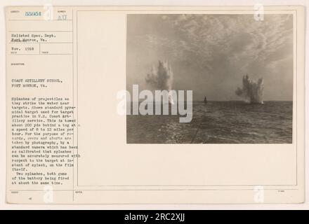 "Coast Artillery School in Fort Monroe, Virginia; November 1918. Zwei Spritzer Projektile treffen auf das Wasser in der Nähe eines Pyramidenziels, das für Zielübungen in den USA verwendet wird Küstenartillerie-Service. Dieses Foto wurde etwa 200 Meter hinter einem Schlepper mit einer Geschwindigkeit von 8 bis 12 km/h aufgenommen. Spritzer wurden mit einer kalibrierten Kamera genau gemessen.“ Stockfoto